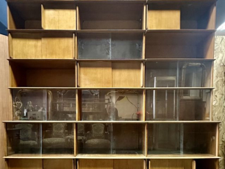 Vente aux enchères Bibliothèque Oscar 1950 en chêne et verre. Dim. 252 x 226 x 43 cm