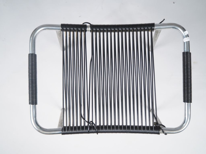 Tabouret scoubidou années 60 en plastique noir et métal chromé.