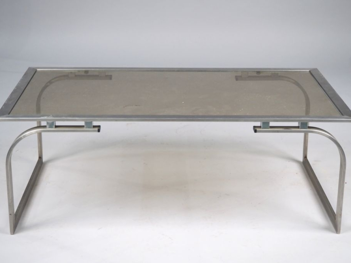 Table basse 1970 en métal chromé, plateau en verre fumé. Dim. 35 x 96 