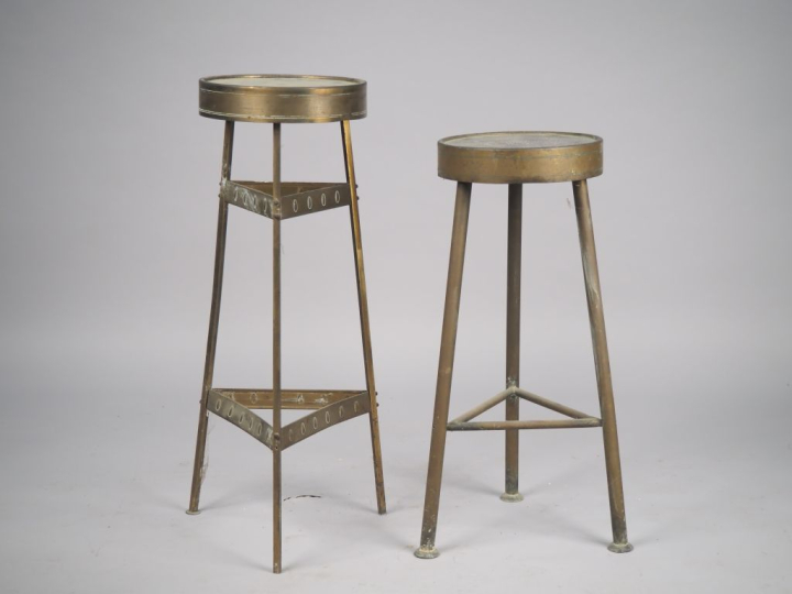 Deux guéridons en laiton de style Art Déco.  H. 80,5 cm Diam. Plateau 