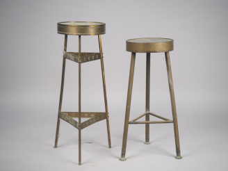 Vente aux enchères Deux guéridons en laiton de style Art Déco.  H. 80,5 cm Diam. Plateau 