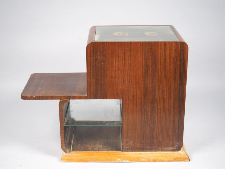 Meuble bar de style Art Déco en palissandre.  Dim. 65 x 86 x 40 cm