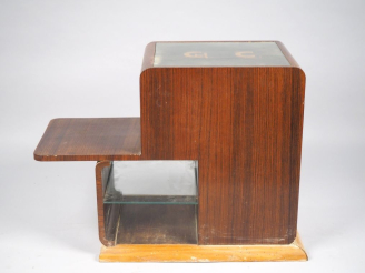 Vente aux enchères Meuble bar de style Art Déco en palissandre.  Dim. 65 x 86 x 40 cm