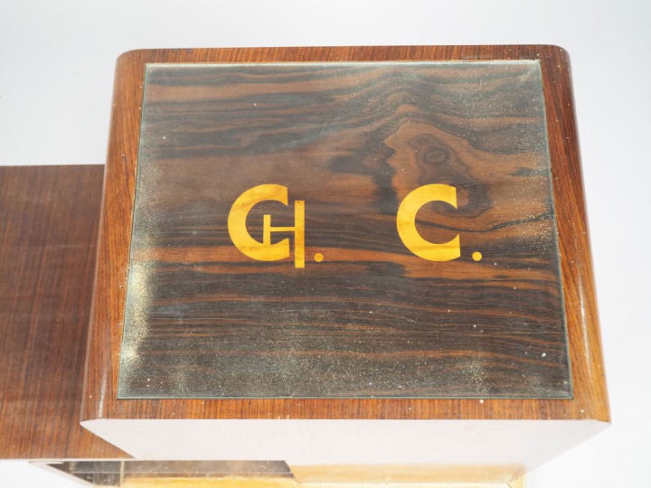 Meuble bar de style Art Déco en palissandre.  Dim. 65 x 86 x 40 cm