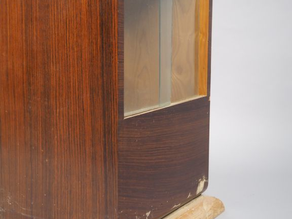 Meuble bar de style Art Déco en palissandre.  Dim. 65 x 86 x 40 cm