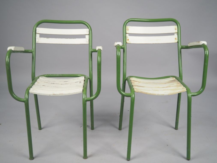 12 fauteuils de jardin en métal laqué vert et lattes de bois.  (tous é