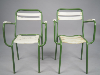 Vente aux enchères 12 fauteuils de jardin en métal laqué vert et lattes de bois.  (tous é