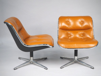 Vente aux enchères Paire de chauffeuses Pollock pour Knoll garniture de cuir cognac.