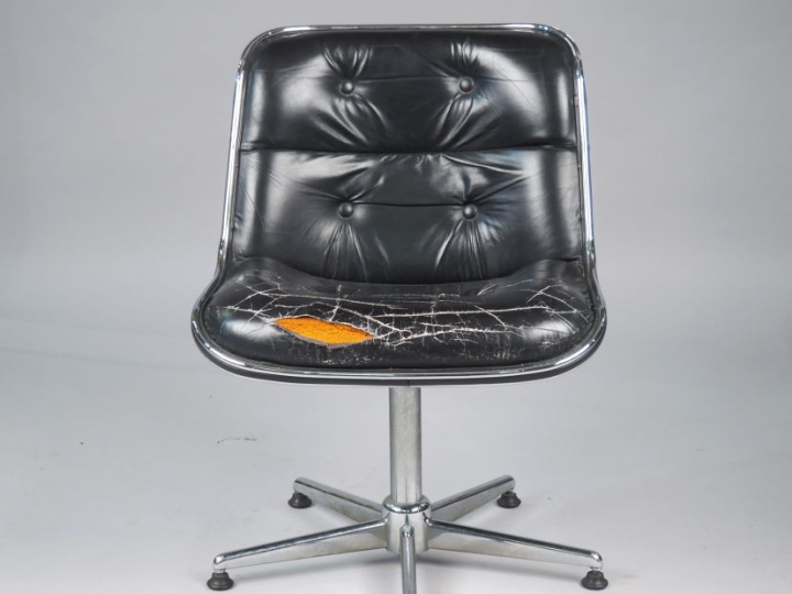 Chauffeuse Pollock pour Knoll garniture cuir noir en mauvais état.