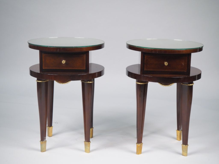 Paire de chevets de style 1940 en bois verni et laiton, ouvrant à un t