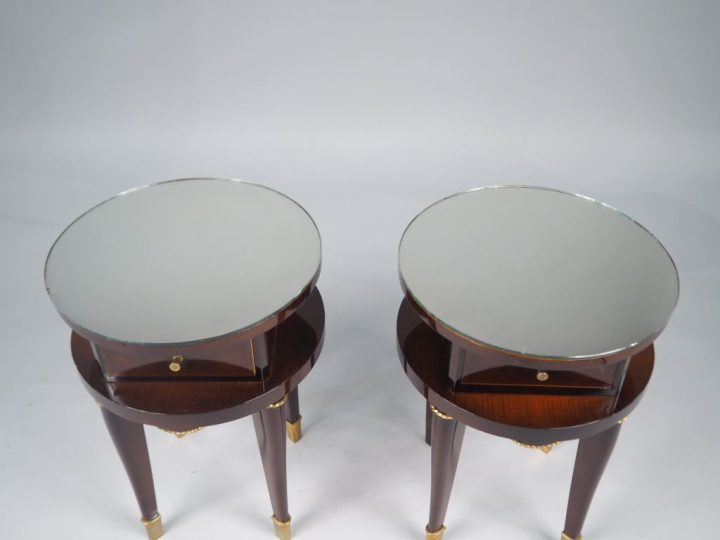 Paire de chevets de style 1940 en bois verni et laiton, ouvrant à un t