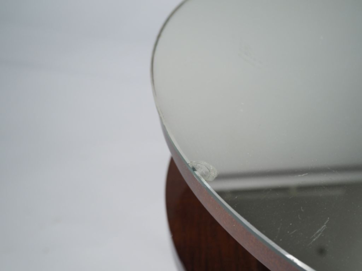 Paire de chevets de style 1940 en bois verni et laiton, ouvrant à un t