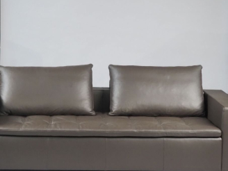 Vente aux enchères Canapé moderne en cuir taupe, quatre places, très bon état Dm. 62 x 24