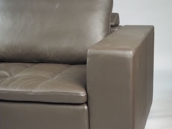 Canapé moderne en cuir taupe, quatre places, très bon état Dm. 62 x 24