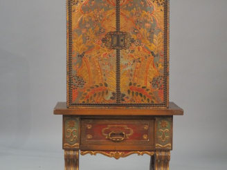 Vente aux enchères Petite armoire de salle à manger 1950 en cuir gauffré polychrome à déc