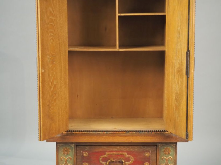 Petite armoire de salle à manger 1950 en cuir gauffré polychrome à déc