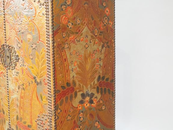 Petite armoire de salle à manger 1950 en cuir gauffré polychrome à déc