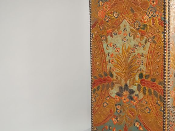 Petite armoire de salle à manger 1950 en cuir gauffré polychrome à déc