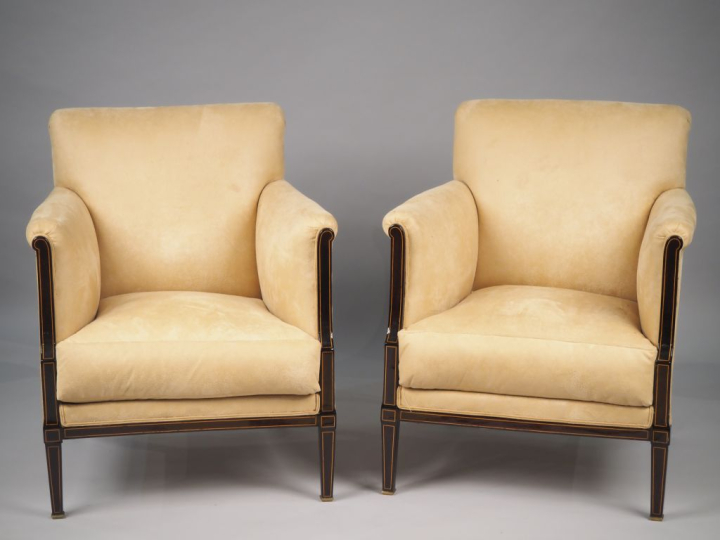 Paire de bergères de style 1940, en bois teinté foncé et filets de boi