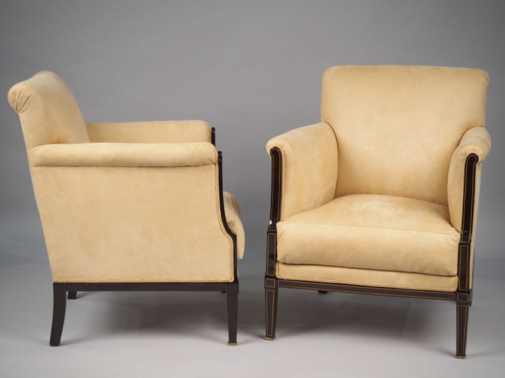 Paire de bergères de style 1940, en bois teinté foncé et filets de boi