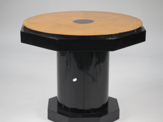 Vente aux enchères Table basse 1940 en bois noirci et bois clair, plateau à pans coupés. 