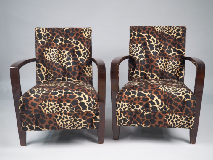 Paire de fauteuils Art Déco en acajou, garniture de velours léopard.