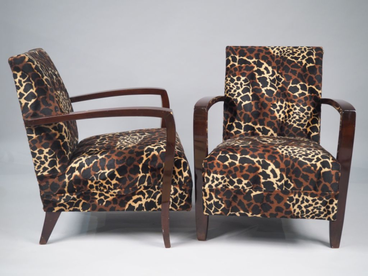 Paire de fauteuils Art Déco en acajou, garniture de velours léopard.