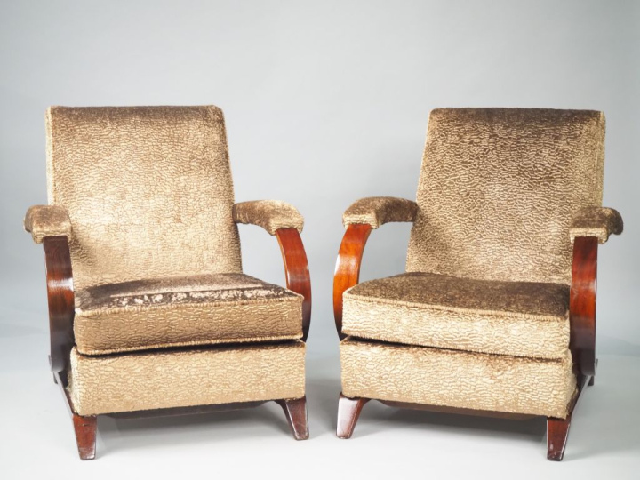 Paire de fauteuils club en bois teinté et velours mordoré, accotoirs a