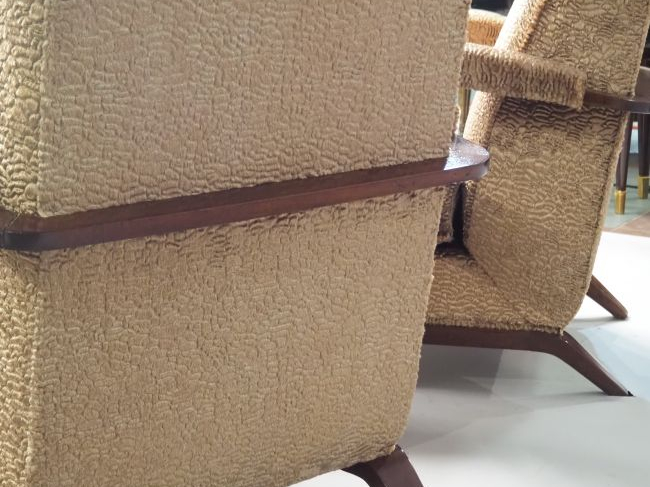 Paire de fauteuils club en bois teinté et velours mordoré, accotoirs a