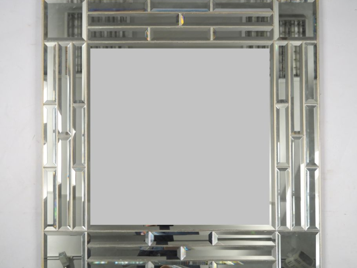 Miroir moderne en verre et verre biseauté. Dim. 101,5 x 100 cm