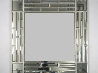 Vente aux enchères Miroir moderne en verre et verre biseauté. Dim. 101,5 x 100 cm