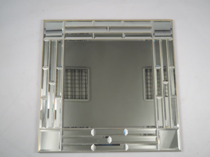 Miroir moderne en verre et verre biseauté. Dim. 101,5 x 100 cm