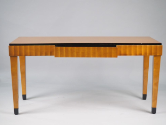 Vente aux enchères Console de style 1940 en bois clair et noirci, belle ceinture ondulée,