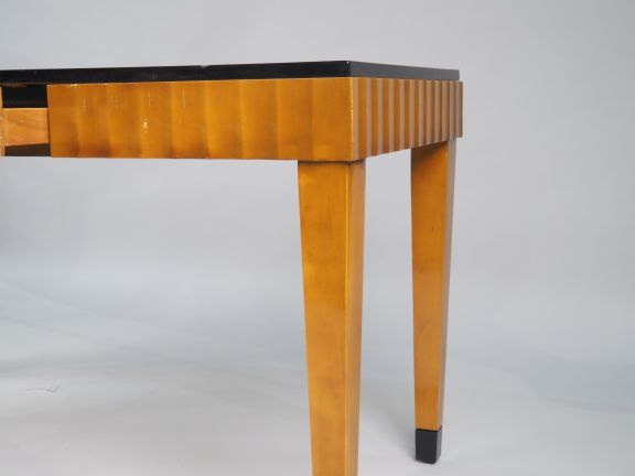 Console de style 1940 en bois clair et noirci, belle ceinture ondulée,