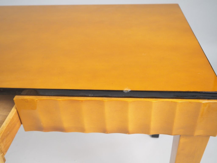 Console de style 1940 en bois clair et noirci, belle ceinture ondulée,