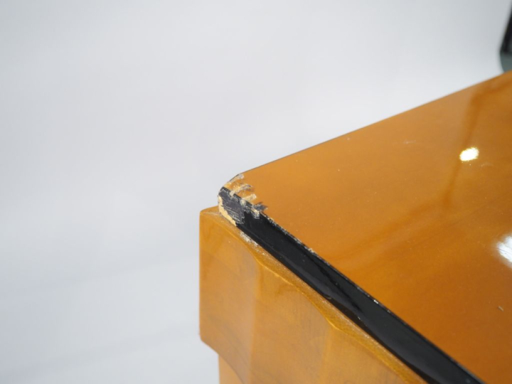 Console de style 1940 en bois clair et noirci, belle ceinture ondulée,