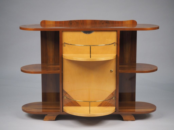 Bar de style Art Déco, en placage de noyer, ouvrant à une porte entour