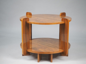Vente aux enchères Guéridon 1940 en placage de noyer, deux plateaux circulaires.  Dim. 64