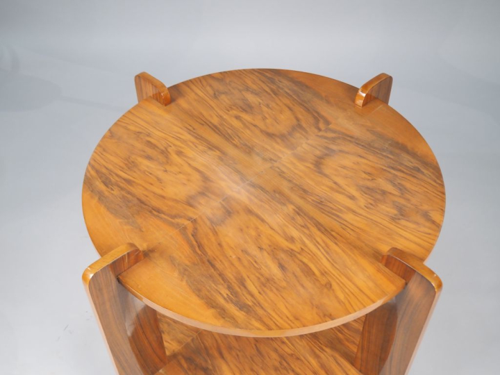 Guéridon 1940 en placage de noyer, deux plateaux circulaires.  Dim. 64
