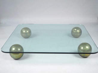 Vente aux enchères Table basse, pieds en forme de boule en laiton, plateau verre.  Dim. 1