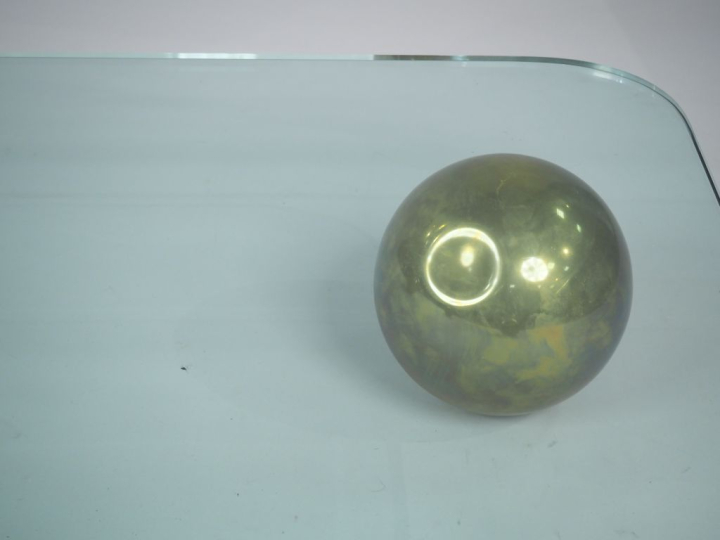Table basse, pieds en forme de boule en laiton, plateau verre.  Dim. 1