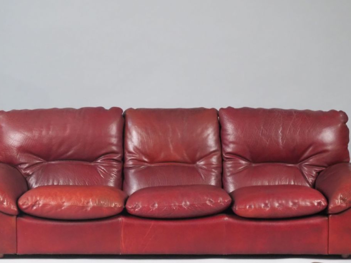 Mobilier de salon en cuir bordeaux comprenant : un canapé trois places