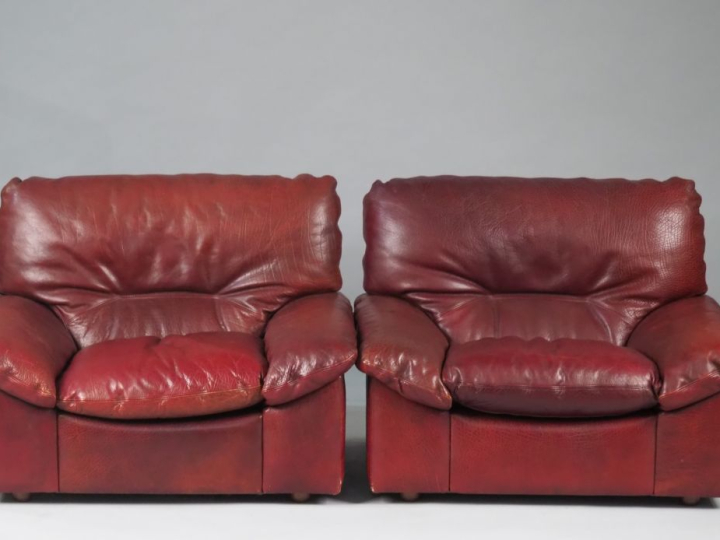 Mobilier de salon en cuir bordeaux comprenant : un canapé trois places