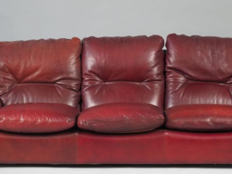 Vente aux enchères Canapé trois places garniture de cuir bordeaux (bon état).