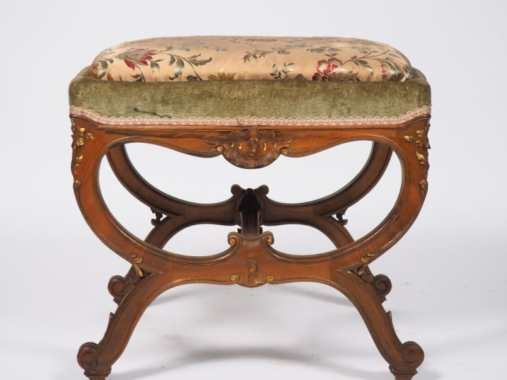 Tabouret de style Rocaille en noyer mouluré et sculpté, garniture de s