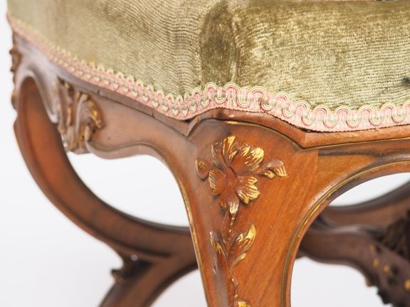 Tabouret de style Rocaille en noyer mouluré et sculpté, garniture de s