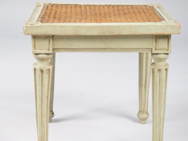 Tabouret canné de style Louis XVI en bois laqué gris. Dim. 36,5 x 37,5