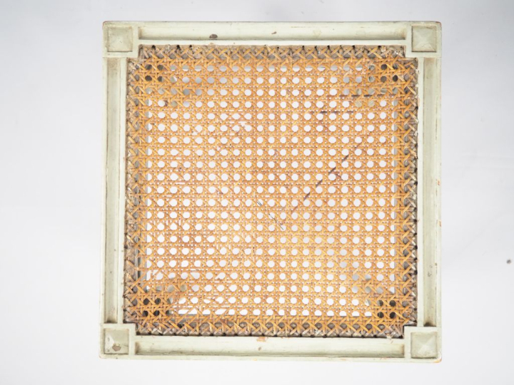 Tabouret canné de style Louis XVI en bois laqué gris. Dim. 36,5 x 37,5