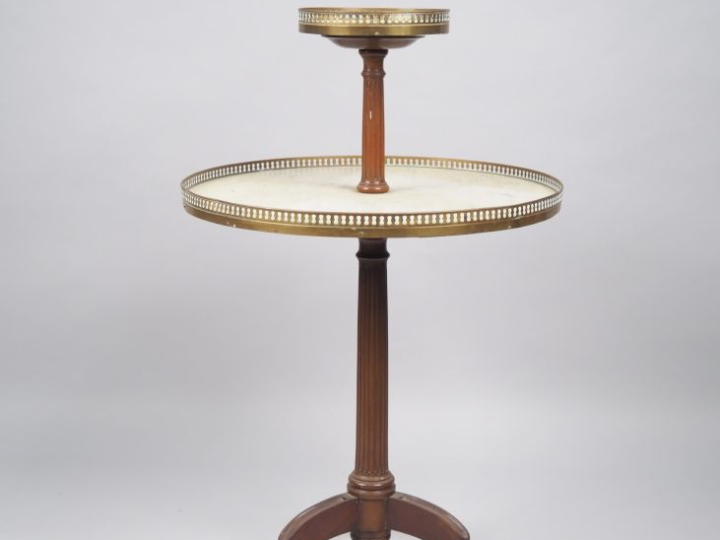 Serviteur muet de style Louis XVI en acajou, deux plateaux marbre blan