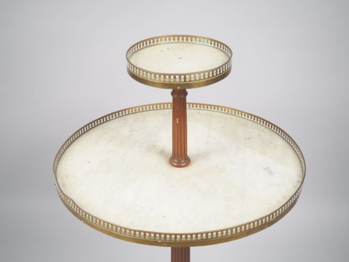 Serviteur muet de style Louis XVI en acajou, deux plateaux marbre blan